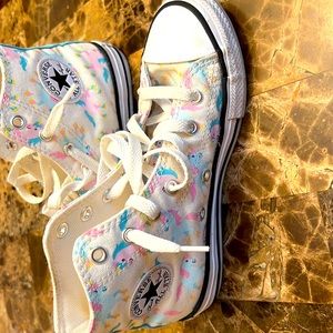 Converse us size 2 .